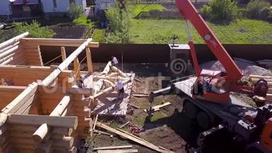 起重机和工人在建造木屋。 剪辑。 与工人团队一起建造工作<strong>流程</strong>的最高<strong>视图</strong>